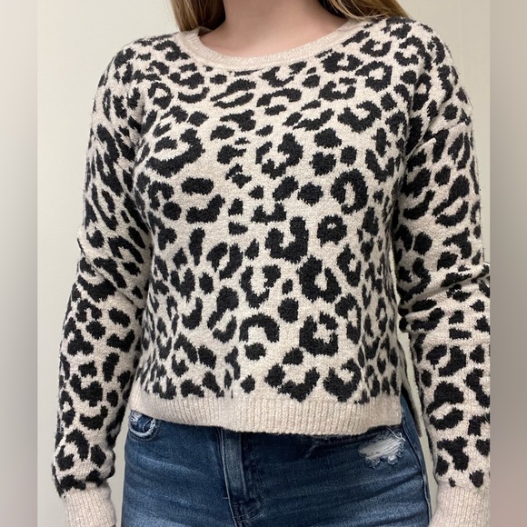 Cheetah sweater size XS - Picture 4 of 4